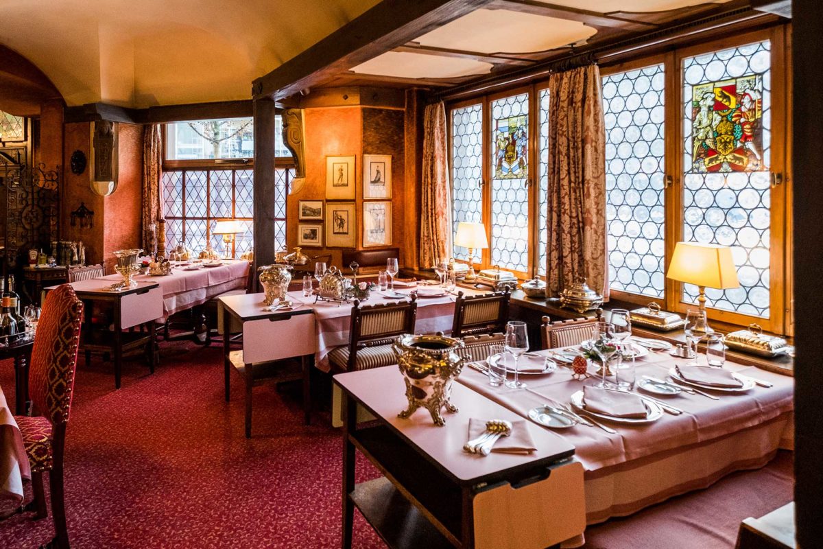 Ресторан в швейцарии. Fondue tram. Ресторан олд хаус фото с реки. Swiss yard ресторан. Свит отель москва красные холмы.